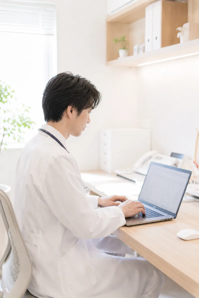 電子カルテを入力する医師